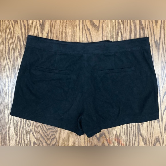 🌻FOREVER21🌻Black front lace-up shorts with faux back pockets size 29. ✨EUC✨ - Picture 2 of 7